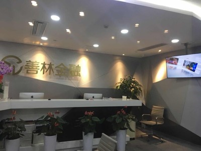 善林金融被調(diào)查現(xiàn)場直擊 警方連夜值守辦公區(qū)，金融信息咨詢行業(yè)再響警鐘